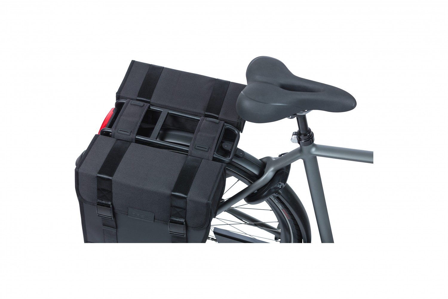 Basil fietstas dubbel Tour Waterproof zwart 28L Basil fietstas dubbel Tour Waterproof zwart 28L